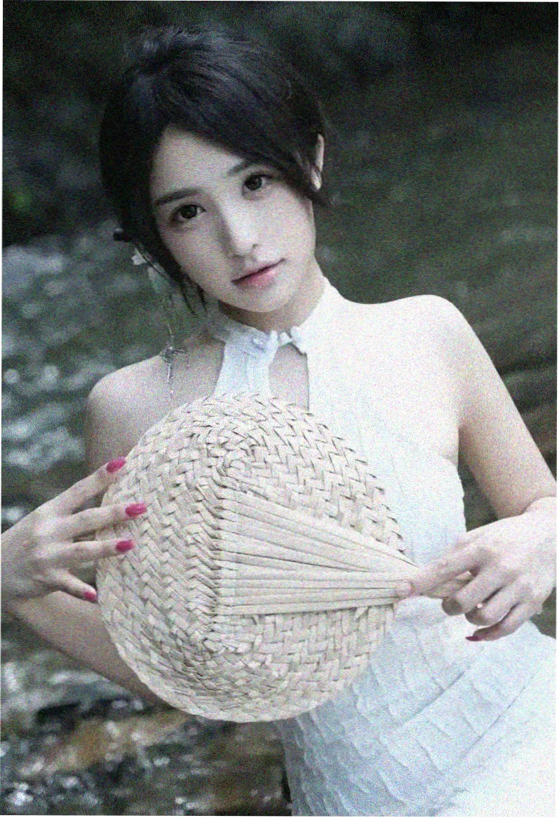 都市悬疑短剧《她的手机有第二个主人》海报